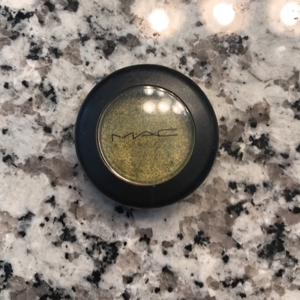 MAC Veluxe Pearl Eyeshadow